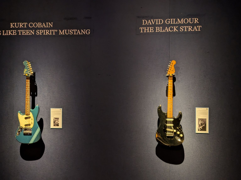 Die «Black Strat» von David Gilmour (r) erzielte einen Rekordpreis von umgerechnet rund 12,4 Millionen Euro. Eine Gitarre von Kurt Cobain kam für rund 6 Millionen Euro unter den Hammer. - Foto: Philip Dethlefs/dpa
