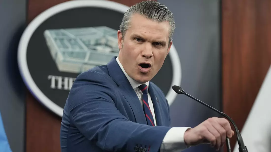 US-Verteidigungsminister Pete Hegseth äußert sich zum Krieg mit dem Iran. (Archivbild) - Bild: Mark Schiefelbein/AP/dpa