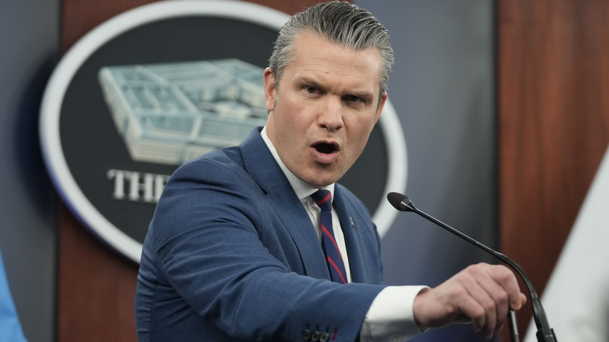 US-Verteidigungsminister Pete Hegseth äußert sich zum Krieg mit dem Iran. (Archivbild) - Foto: Mark Schiefelbein/AP/dpa