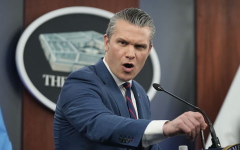 US-Verteidigungsminister Pete Hegseth äußert sich zum Krieg mit dem Iran. (Archivbild) - Foto: Mark Schiefelbein/AP/dpa