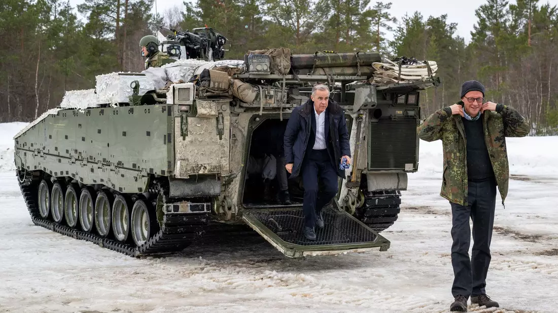 Kanzler Merz und Kanadas Premier gemeinsam bei der Übung «Cold Response». - Bild: Soeren Stache/dpa