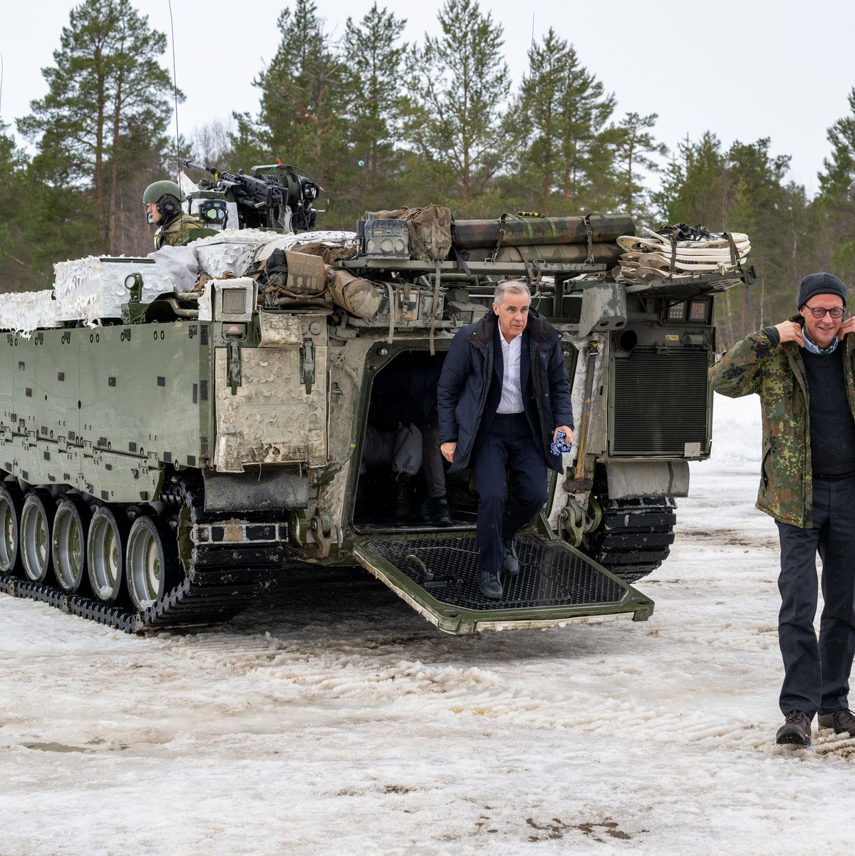 Kanzler Merz und Kanadas Premier gemeinsam bei der Übung «Cold Response». - Foto: Soeren Stache/dpa