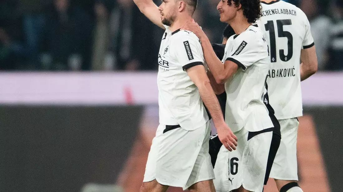 Kunstschütze Stöger jubelt über sein Traumtor zum 1:0.  - Bild: Marius Becker/dpa