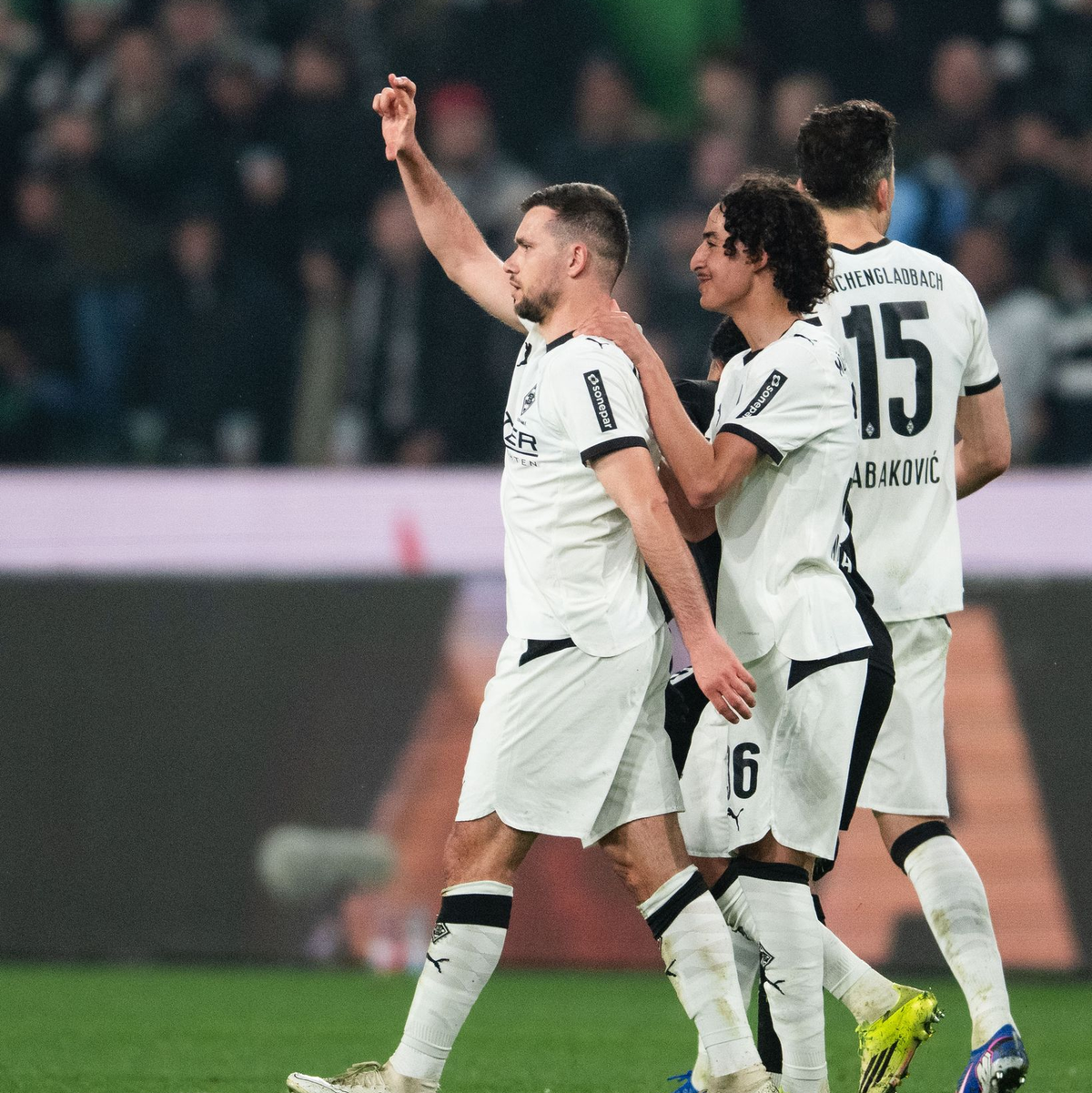 Kunstschütze Stöger jubelt über sein Traumtor zum 1:0.  - Foto: Marius Becker/dpa