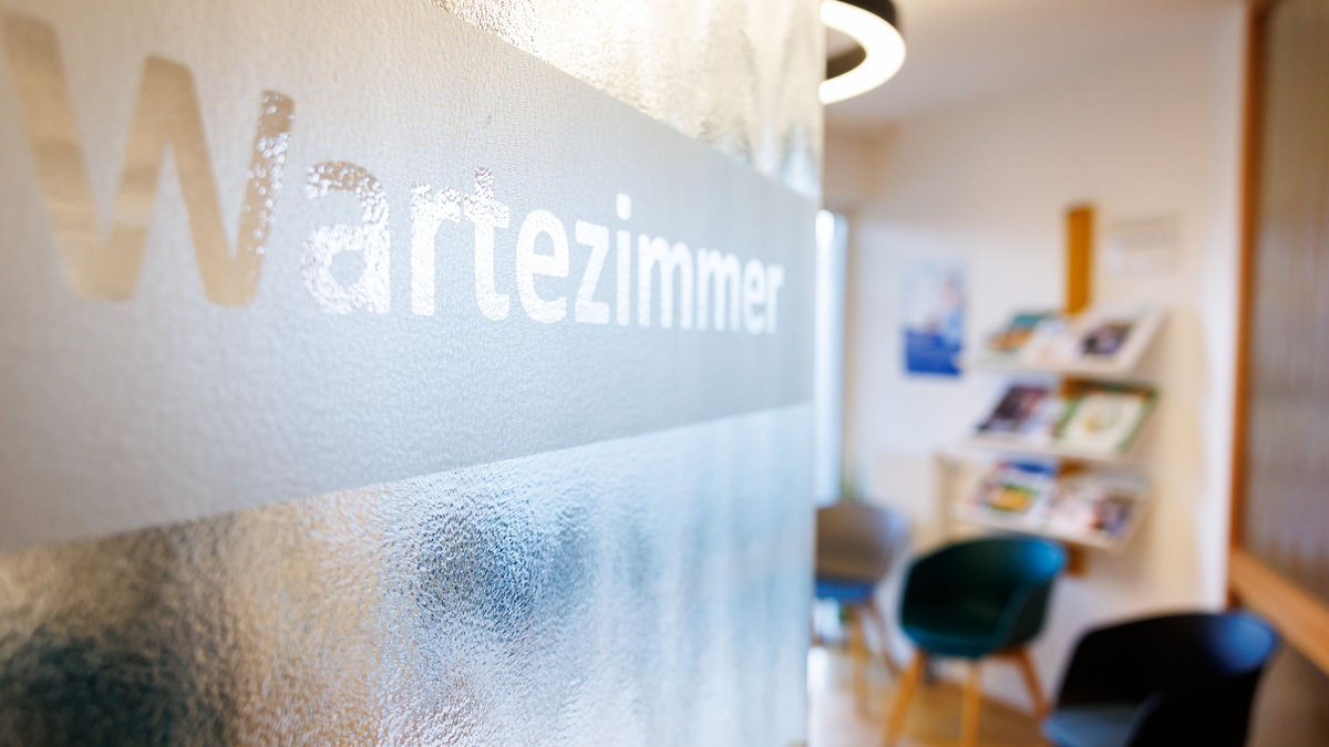 Eine neue Pauschale soll chronisch Kranken Praxisbesuche ersparen. (Archivbild)  - Foto: Daniel Karmann/dpa