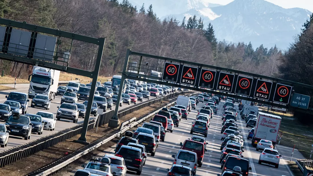 Das Verkehrsaufkommen in Deutschland ist in Zeiten hoher Spritpreise nicht gesunken. (Archivbild) - Bild: Matthias Balk/dpa