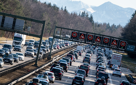 Das Verkehrsaufkommen in Deutschland ist in Zeiten hoher Spritpreise nicht gesunken. (Archivbild) - Foto: Matthias Balk/dpa