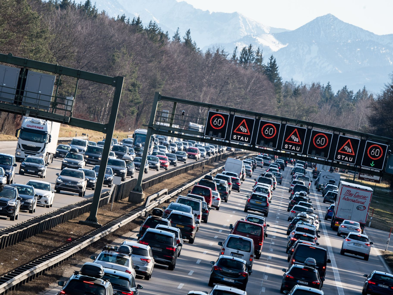 Das Verkehrsaufkommen in Deutschland ist in Zeiten hoher Spritpreise nicht gesunken. (Archivbild) - Foto: Matthias Balk/dpa