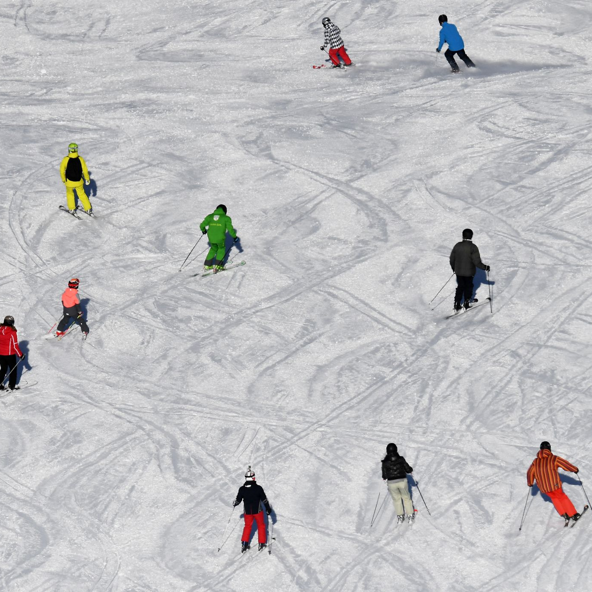 Bei ihren Schwüngen kommen sich Skifahrer gelegentlich in die Quere. (Archivbild) - Foto: Angelika Warmuth/dpa