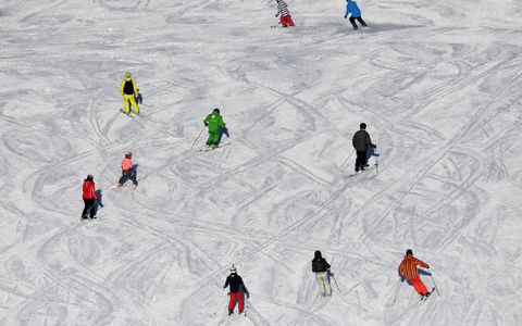 Bei ihren Schwüngen kommen sich Skifahrer gelegentlich in die Quere. (Archivbild) - Foto: Angelika Warmuth/dpa