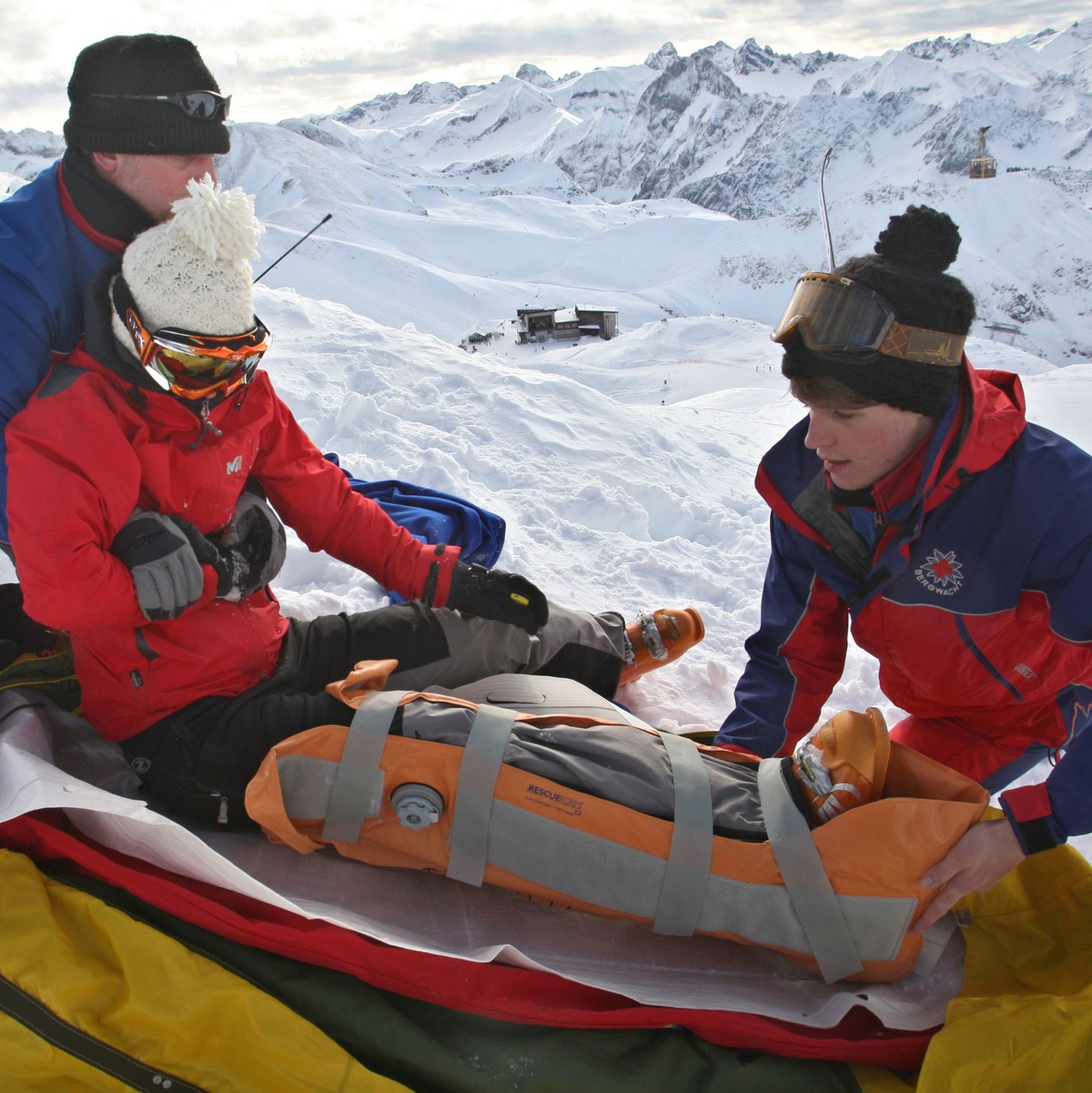 Im Akia - einer Art Rettungsschlitten - werden Verletzte bei Pistenunfällen von der Bergwacht abgeholt. (Archivbild)  - Foto: picture alliance / dpa