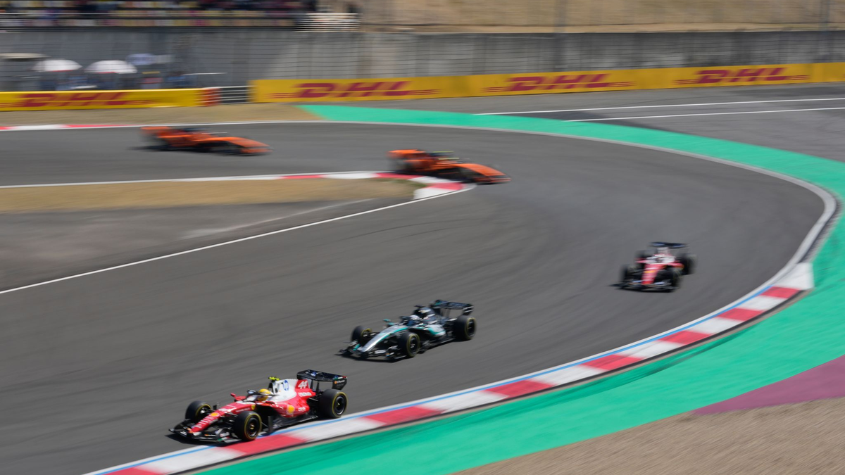  Lewis Hamilton (l) kann den Vorjahressieg im Shanghai-Sprint nicht wiederholen. - Foto: Vincent Thian/AP/dpa