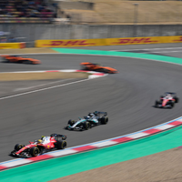  Lewis Hamilton (l) kann den Vorjahressieg im Shanghai-Sprint nicht wiederholen. - Foto: Vincent Thian/AP/dpa