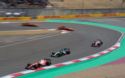 Lewis Hamilton (l) kann den Vorjahressieg im Shanghai-Sprint nicht wiederholen. - Foto: Vincent Thian/AP/dpa