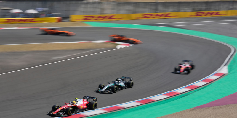  Lewis Hamilton (l) kann den Vorjahressieg im Shanghai-Sprint nicht wiederholen. - Foto: Vincent Thian/AP/dpa
