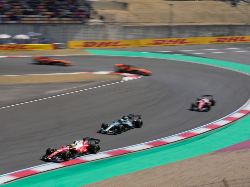 Lewis Hamilton (l) kann den Vorjahressieg im Shanghai-Sprint nicht wiederholen. - Foto: Vincent Thian/AP/dpa