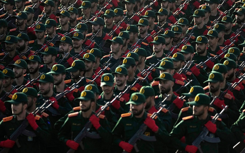 Irans Revolutionsgarden warnen die USA vor Angriffen auf die Ölindustrie. (Archivbild)  - Foto: Vahid Salemi/AP/dpa