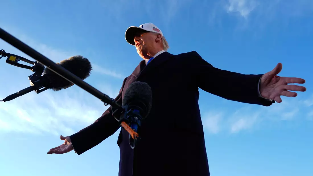Trump droht Teheran.  - Bild: Mark Schiefelbein/AP/dpa