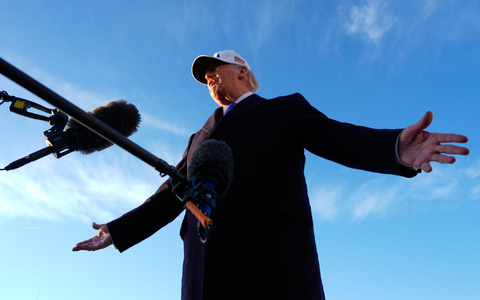 Trump droht Teheran.  - Foto: Mark Schiefelbein/AP/dpa