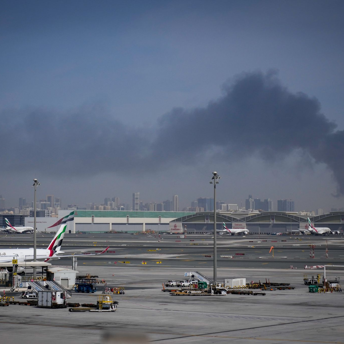 Trotz laufender Angriffe starten und landen einige Flugzeuge in Dubai. - Foto: Altaf Qadri/AP/dpa
