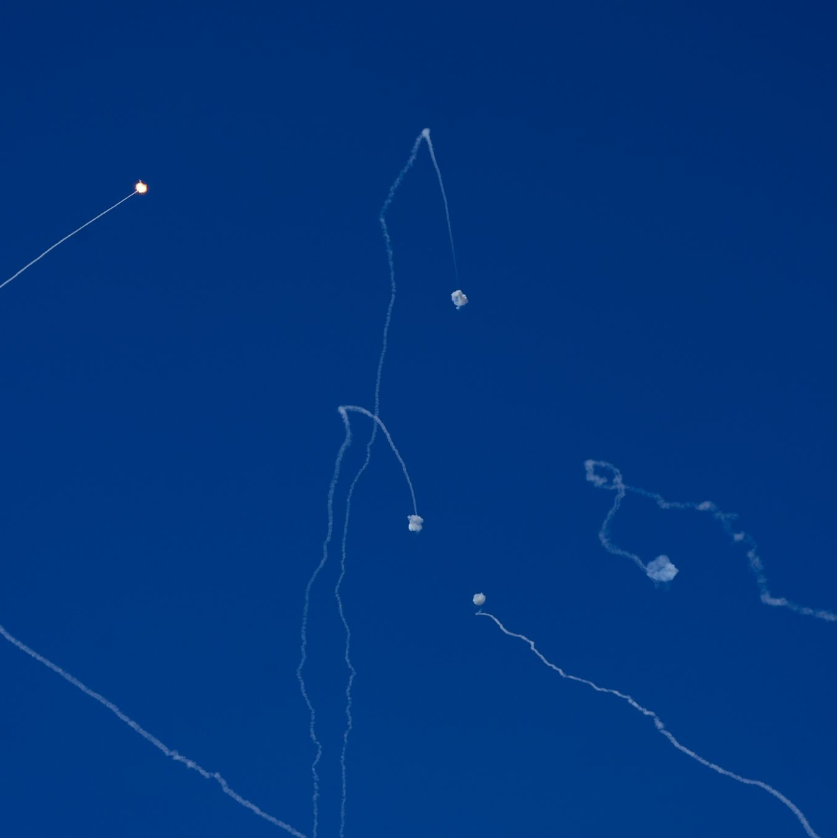 Die Luftabwehr - hier in Israel - schießt unter anderem Raketen am Himmel ab. - Foto: Baz Ratner/AP/dpa