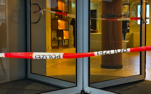 Die Polizei geht nach aktuellem Stand von einem Tötungsdelikt aus. - Foto: Max Lametz/dpa