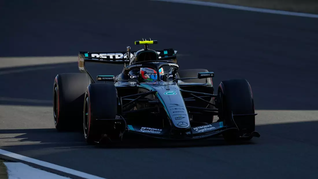 Kimi Antonelli schreibt in Shanghai Geschichte. - Bild: Vincent Thian/AP/dpa