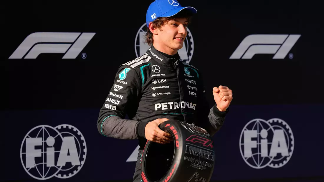 Kimi Antonelli schreibt in Shanghai Geschichte. - Bild: Vincent Thian/AP/dpa