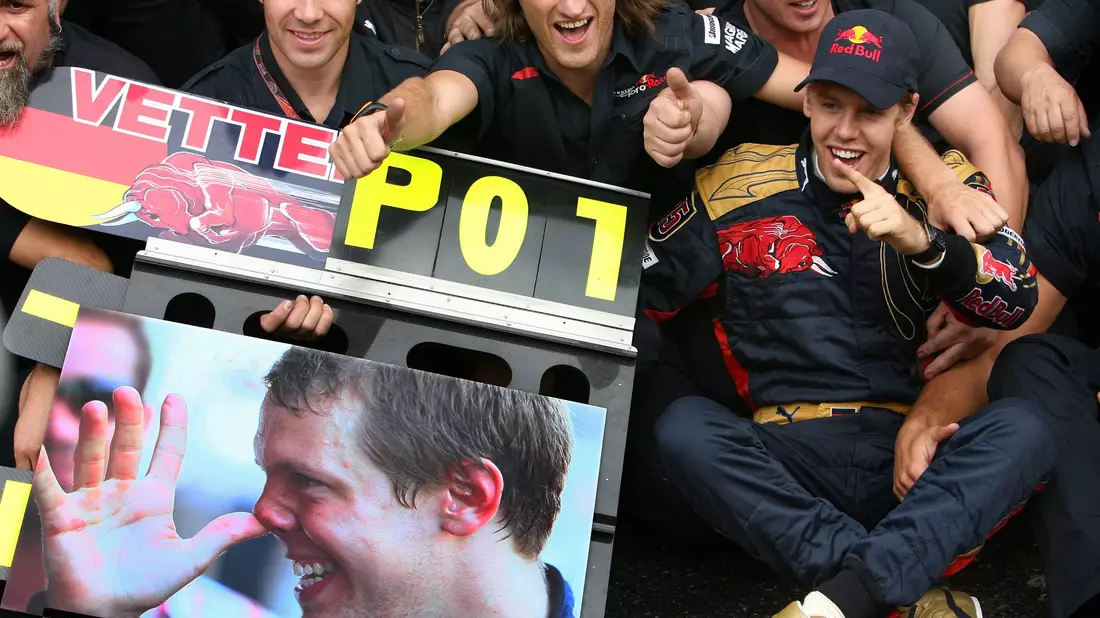 Sebastian Vettel (r) war 2008 jüngster Pole-Mann - und gewann dann auch das Rennen. (Archivbild) - Bild: picture alliance / dpa