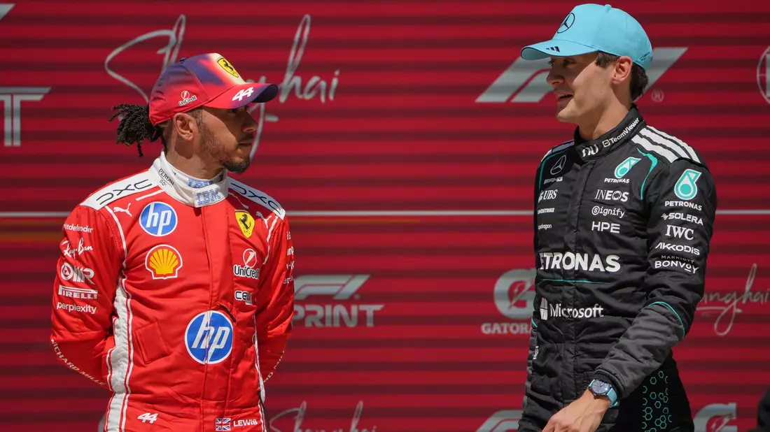 George Russell (r) und Lewis Hamilton müssen sich Kimi Antonelli geschlagen geben. - Bild: Andy Wong/AP/dpa
