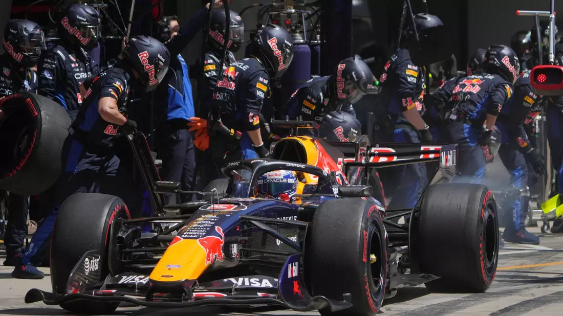 Max Verstappen ist mit seinem Red Bull überhaupt nicht zufrieden. - Bild: Andy Wong/Pool AP/AP/dpa