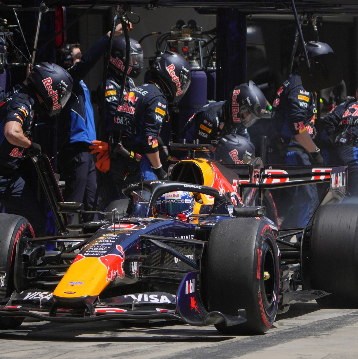 Max Verstappen ist mit seinem Red Bull überhaupt nicht zufrieden. - Foto: Andy Wong/Pool AP/AP/dpa