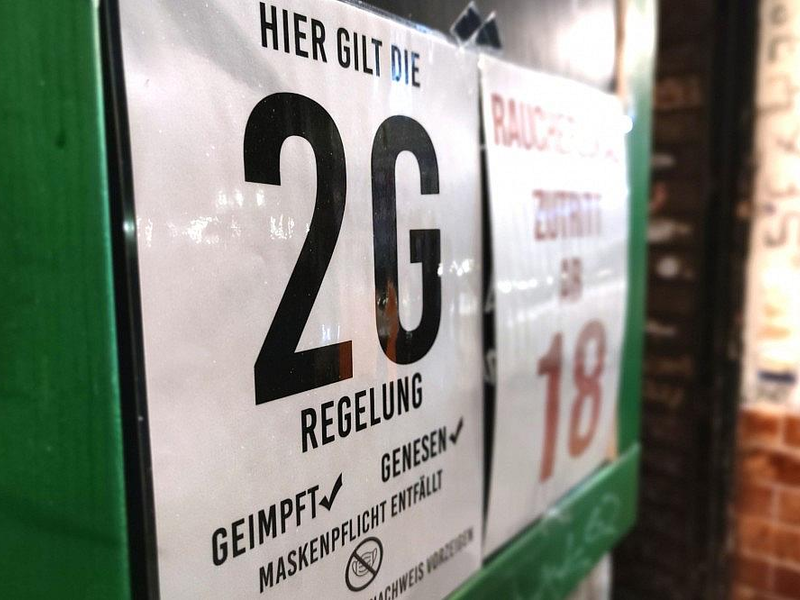 2G-Hinweisschild an einer Bar (Archiv) - Foto: via dts Nachrichtenagentur