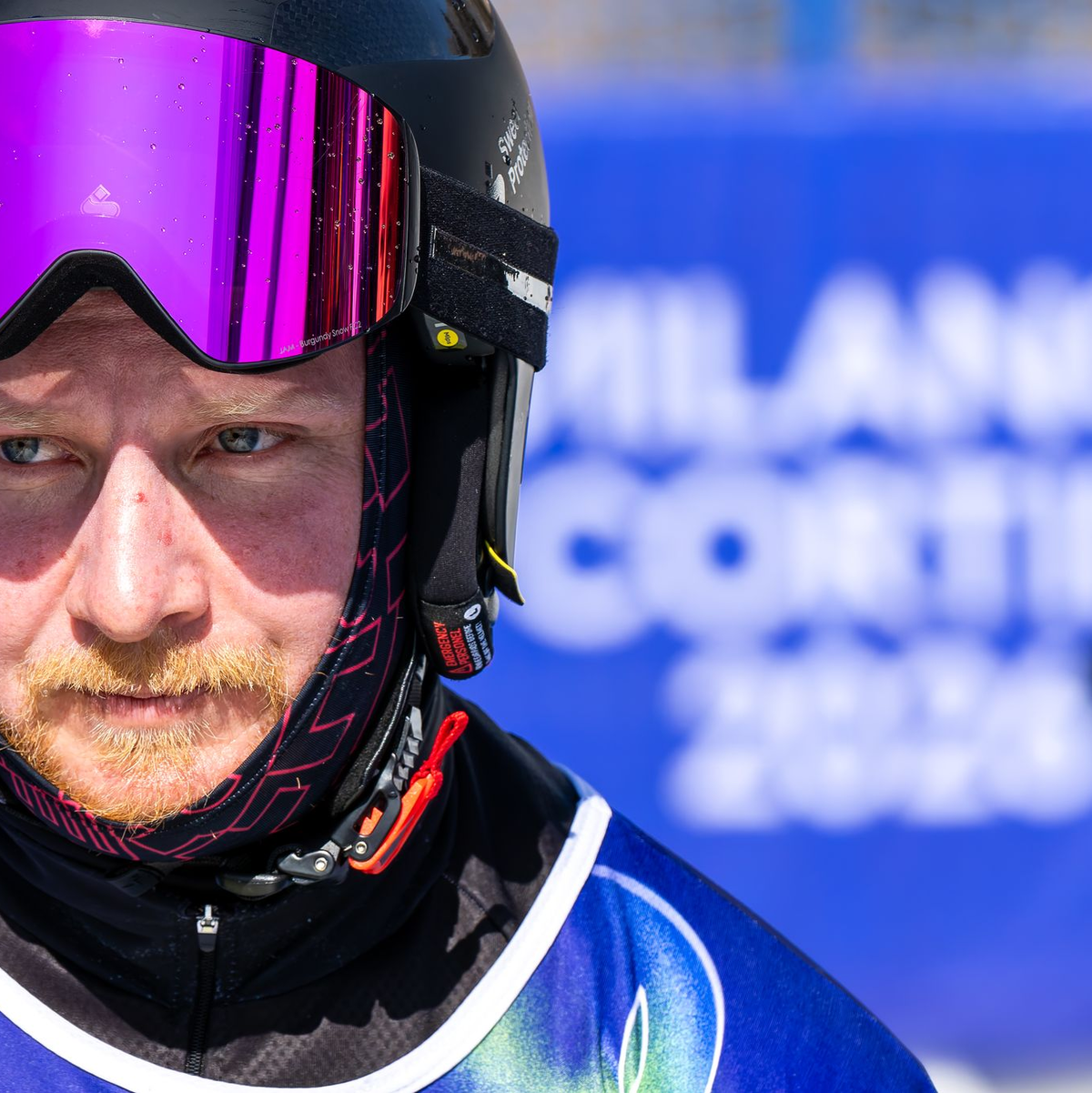 Snowboarder Christian Schmiedt trägt bei der Abschlussfeier die deutsche Fahne. (Archivbild) - Foto: Philipp von Ditfurth/dpa