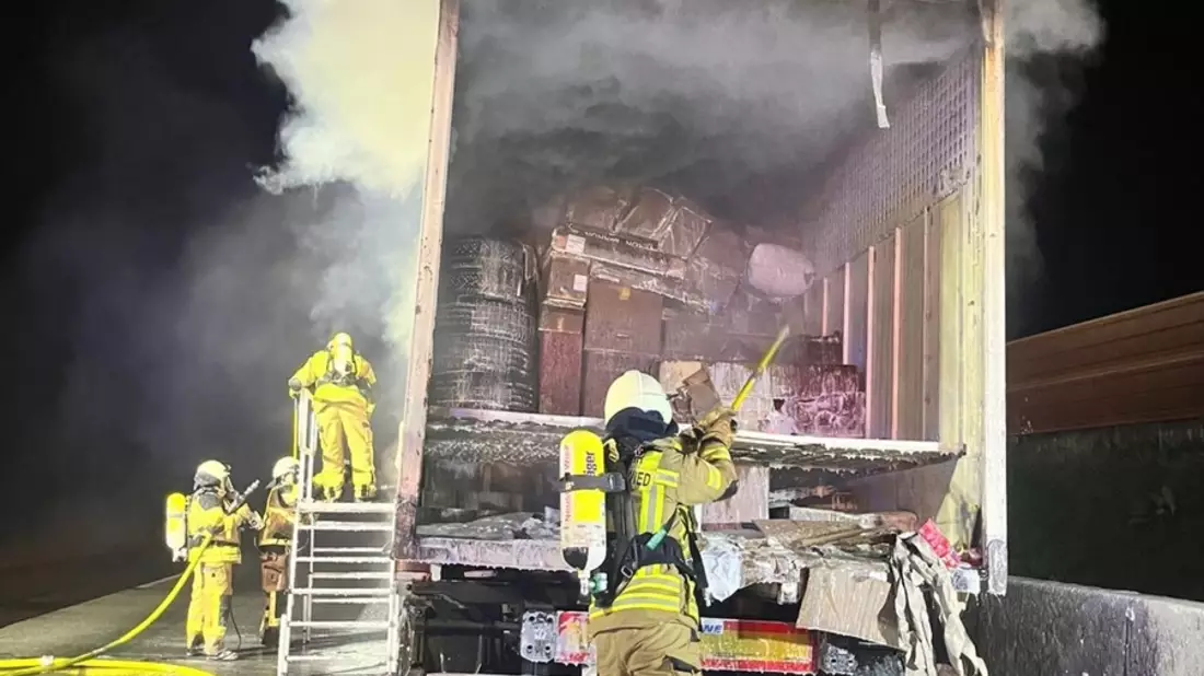 FW VG Asbach: LKW-Brand auf der A3 - Feuerwehr mehrere Stunden im Einsatz - Bild: presseportal.de