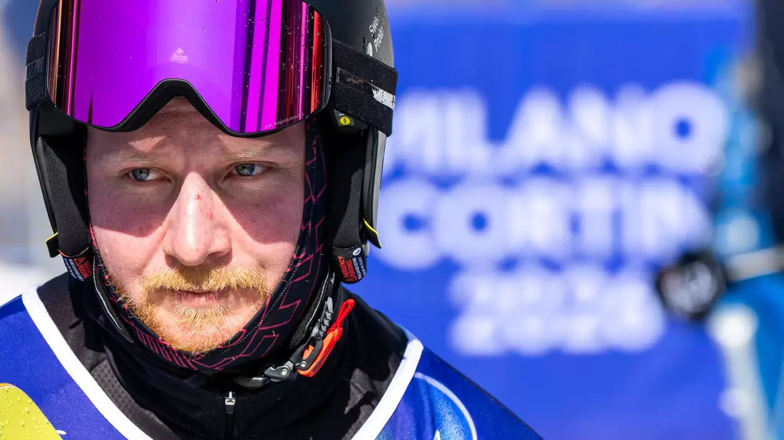 Snowboarder Christian Schmiedt trägt bei der Abschlussfeier die deutsche Fahne. (Archivbild) - Bild: Philipp von Ditfurth/dpa