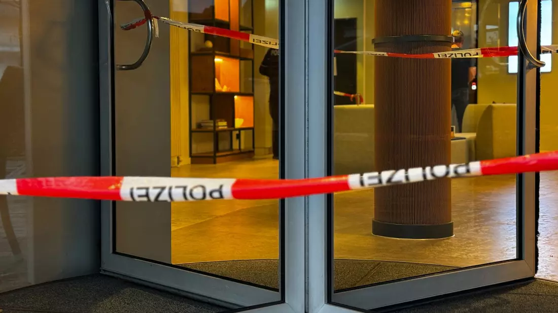 Die Drehtür zu dem Hotel ist gesperrt - ein Mann soll seine Mutter dort erstochen haben. - Bild: Max Lametz/dpa
