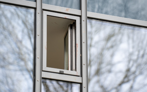 Ein blutverschmiertes Fenster in einem Hotel in Werne, in dem eine Frau erstochen wurde. - Foto: Max Lametz/dpa
