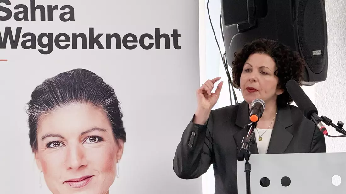 Zur Absenkung der hohen Sprit- und Energiepreise fordert die BSW-Bundesvorsitzende Amira Mohamed Ali die Rückkehr zu russischem Öl und Gas. - Bild: Iris Leithold/dpa-Zentralbild/dpa