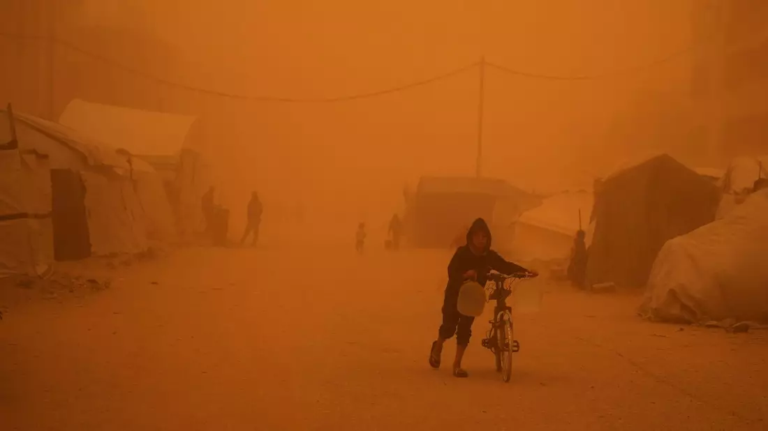 Sandstürme kommen in der Region nicht selten vor, aber dieses Mal ist der Sturm besonders stark. - Bild: Abdel Kareem Hana/AP/dpa