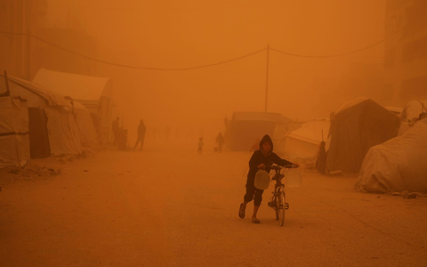 Sandstürme kommen in der Region nicht selten vor, aber dieses Mal ist der Sturm besonders stark. - Foto: Abdel Kareem Hana/AP/dpa