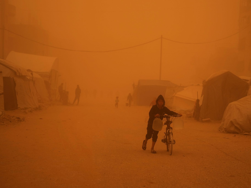 Sandstürme kommen in der Region nicht selten vor, aber dieses Mal ist der Sturm besonders stark. - Foto: Abdel Kareem Hana/AP/dpa