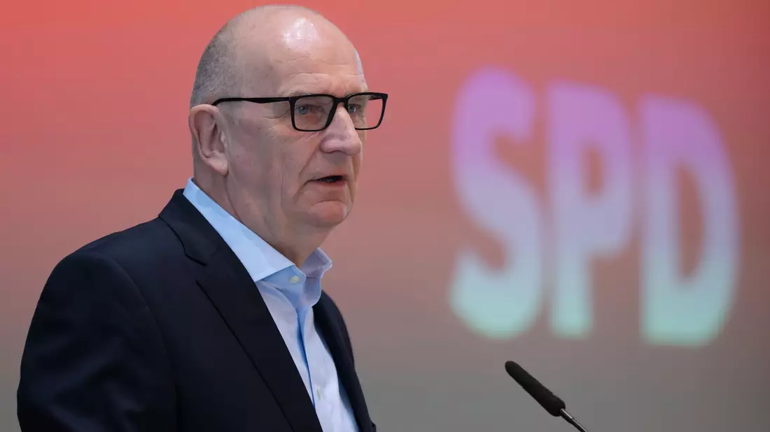 Brandenburgs Ministerpräsident Dietmar Woidke warb auf dem SPD-Parteitag um Zustimmung für den Koalitionsvertrag mit der CDU .  - Bild: Soeren Stache/dpa