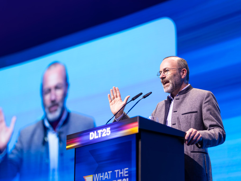 «Die Brandmauer steht. Wir wissen, wer unsere Feinde sind», sagte Manfred Weber noch vor kurzem mit Blick auf die AfD in einem Interview. (Archivbild) - Foto: Philipp von Ditfurth/dpa