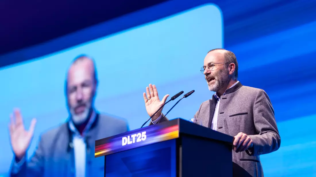 «Die Brandmauer steht. Wir wissen, wer unsere Feinde sind», sagte Manfred Weber noch vor kurzem mit Blick auf die AfD in einem Interview. (Archivbild) - Bild: Philipp von Ditfurth/dpa