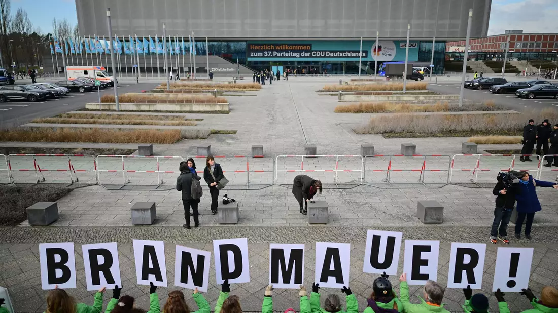 Die Brandmauer-Debatte beschäftigt die Unionsparteien seit Monaten immer wieder: Hier demonstrierten Greenpeace-Mitglieder vor Beginn des 37. Bundesparteitags der CDU in Berlin. (Archivbild) - Bild: Sebastian Christoph Gollnow/dpa