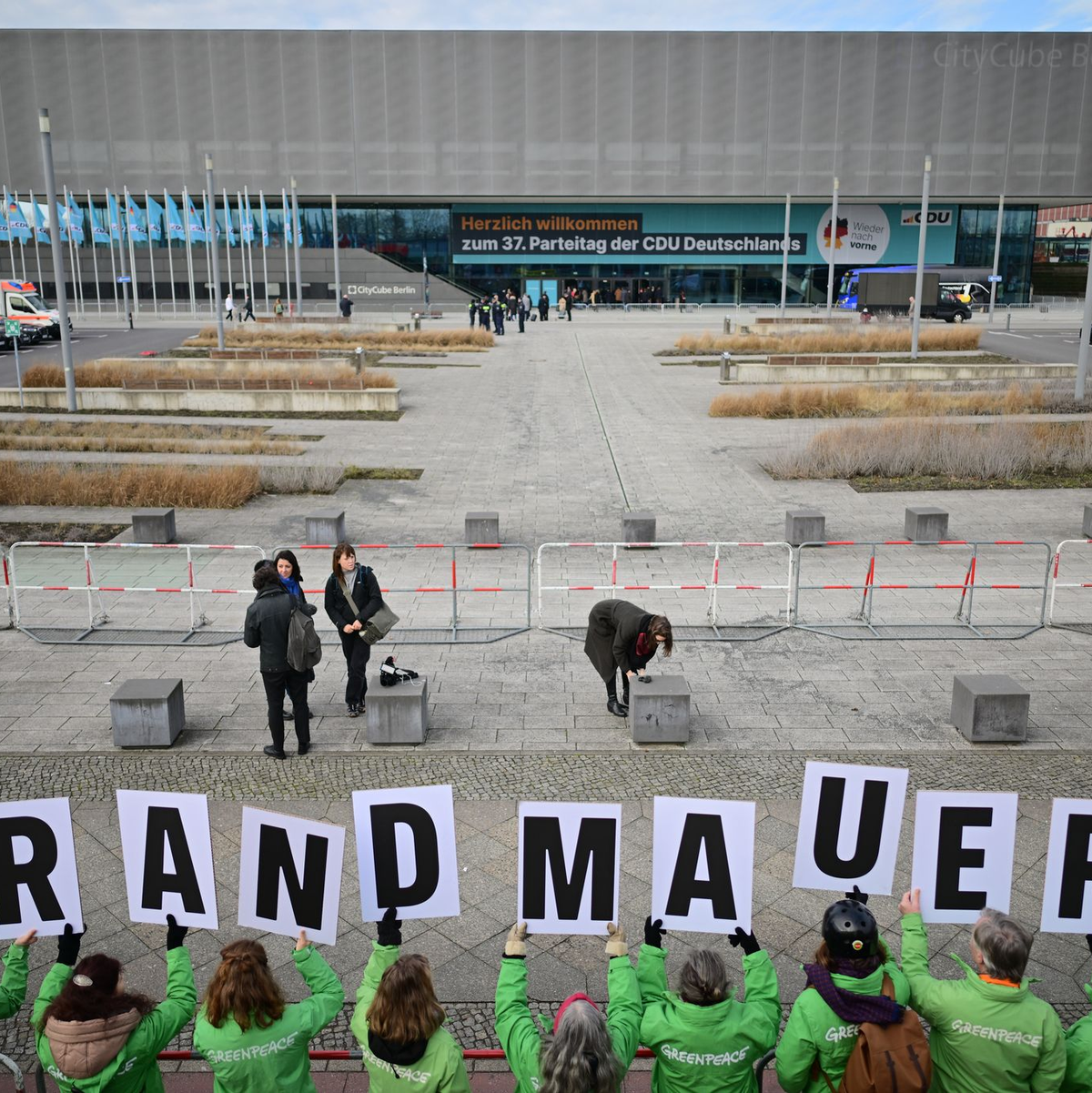 Die Brandmauer-Debatte beschäftigt die Unionsparteien seit Monaten immer wieder: Hier demonstrierten Greenpeace-Mitglieder vor Beginn des 37. Bundesparteitags der CDU in Berlin. (Archivbild) - Foto: Sebastian Christoph Gollnow/dpa