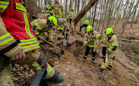 FW Wachtberg: Feuerwehr Wachtberg befreit Hund aus Fuchsbau in einem Waldstück bei Wachtberg-Villip - Foto: presseportal.de