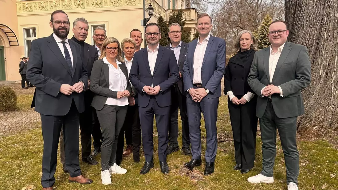 Für die Brandenburger CDU kommen Jan Redmann als Innenminister, Martina Klement als Wirtschaftsministerin und Gordon Hoffmann als Bildungsminister ins künftige Kabinett.  - Bild: Martin Burmeister/CDU Brandenburg/dpa