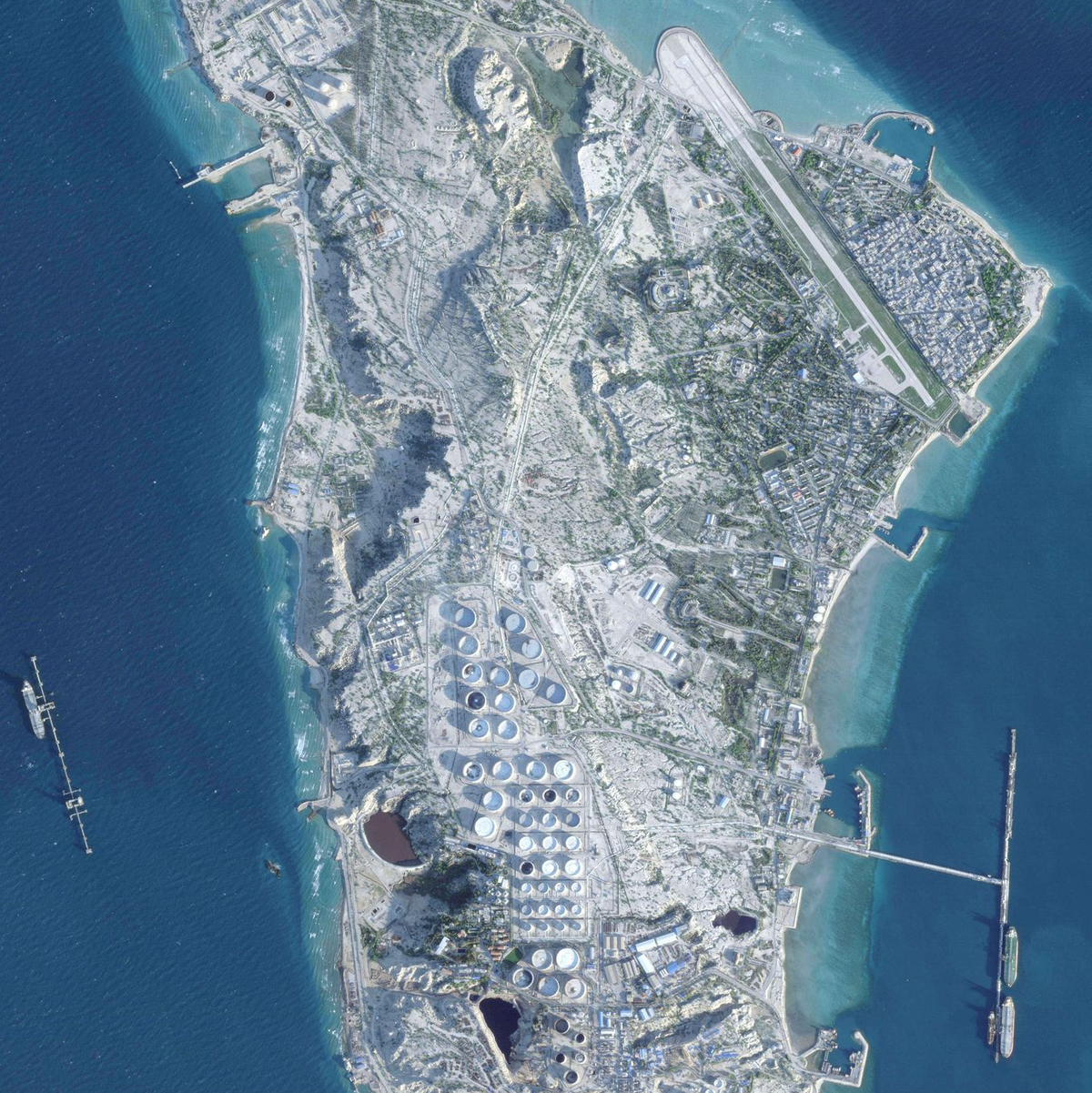 Die für den iranischen Öl-Export wichtige Insel Charg wurde bombardiert - Foto: Planet Labs PBC/Planet Labs PBC/AP/dpa